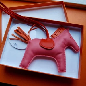 HERMÈS RODEO MM CHARM COLGANTE DE BOLSILLO DE PIEL DE CORDERO EN AZALEA - Imagen 1 de 3