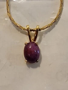 Splendida collana con ciondolo rubino cabochon originale 1 carato tono oro - Foto 1 di 6