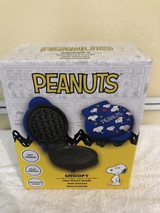 NEU Uncanny Brands Peanuts Snoopy Waffeleisen - Bild 1 von 2