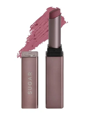 Lápiz labial satinado Sugar Cosmetics Mettle | Acabado mate altamente pigmentado y sedoso | Foto 1 de 4