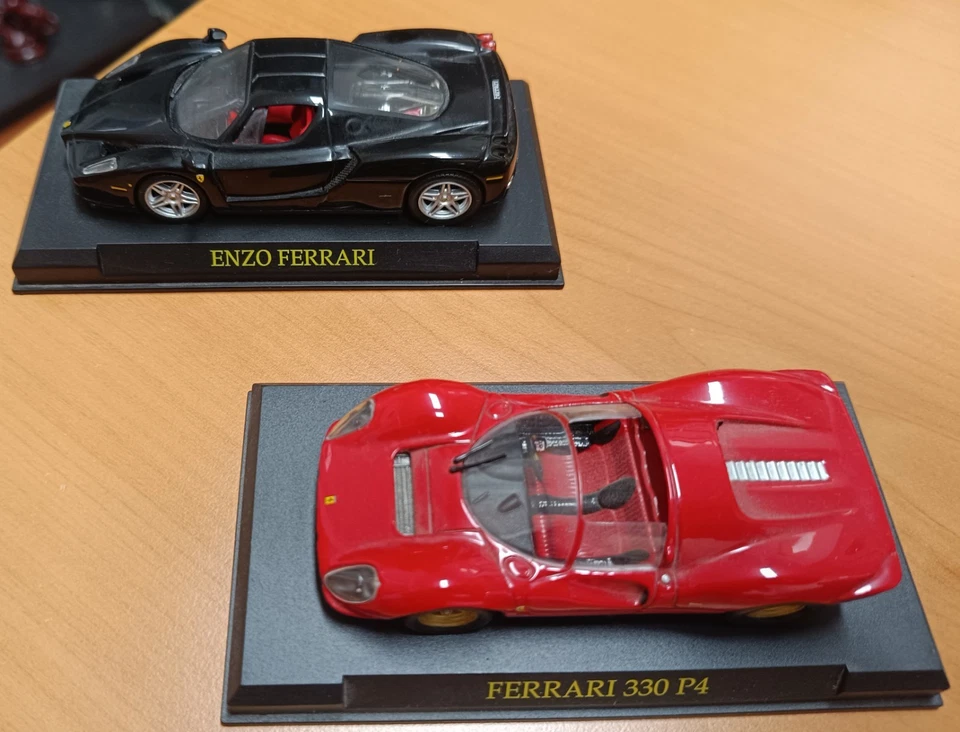 Nr. 2 modellini auto – Ferrari 330 P4 colore rossa – ENZO FERRARI colore nera - Immagine 1 di 1