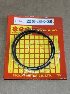 Suzuki GP100 TS100ER GT200 NOS OEM Set anelli pistone (0,5 mm O/S) 12140-28630-050 - Foto 1 di 4