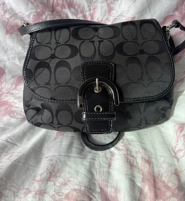 Bolso de Hombro Coach Y2K Vintage Soho Negro Firma Lona Solapa Pequeña Foto 1 de 4