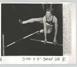 Track Star ANDY WOHLGEMUTH High Jump NEW YORK Vintage 1955 Press Photo - Picture 1 of 2