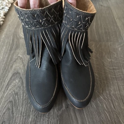 Botas de tornozelo Latigo Anthropologie Jig Adobe couro preto franja "Moc" 6M $137 - Imagem 1 de 4
