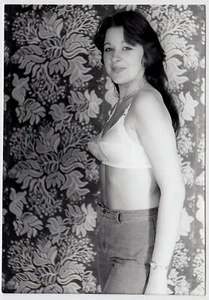HÜBSCHE JUNGE DDR FRAU ZEIGT NEUEN BH VOR FLORALER TAPETE * 70s Vintage Photo - Bild 1 von 2