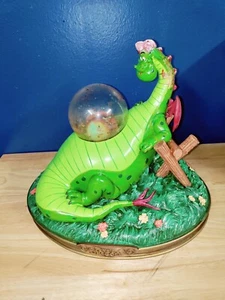 Beschädigt* Disney Store Petes Drache Schneekugel Spieluhr Kerze auf dem Wasser Lesen - Bild 1 von 15