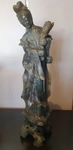 Guan Yin, China 20. Jh. Jade/Nephrit Figur geschnitzt, stehend mit Blumen. - Bild 1 von 4