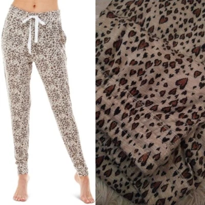 Pantalones de pijama Jaclyn Intimates Whisper Luxe Jogger pequeños elásticos corazones de leopardo Foto 1 de 4