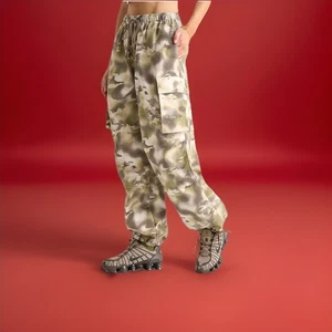 NUEVO CON ETIQUETAS Nike De Gran Tamaño MUJER NIKE ROPA DEPORTIVA CAMUFLAJE PANTALONES CARGO Mujer’s Dance Nuevo XL - Imagen 1 de 16