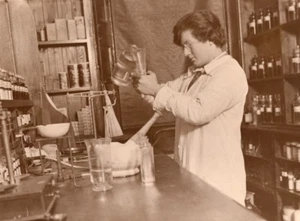 Jüngstes Chemikermädchen in Großbritannien Helena Stewart Altes Foto 1930 - Bild 1 von 4