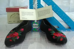 Perry Ellis Black Low Wedge Heel Suede Slip-on Pumps Red Flower Women's 7 NEW! - Bild 1 von 12