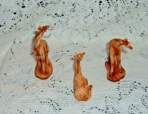 GIRAFFES SET OF 3 BROWN 3" INCH RESIN FIGURINE NEW PDX81 NEW - Picture 1 of 4