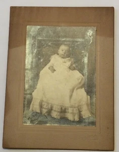 Fotografía antigua bebé niña en vestido de bautizo 1908 Ellen May Barden 5 meses - Imagen 1 de 6