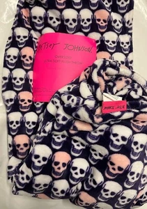 Betsey Johnson White Pink Skulls Purple Ultra Soft Plush Throw Blanket 50” X 70” - Picture 1 of 2