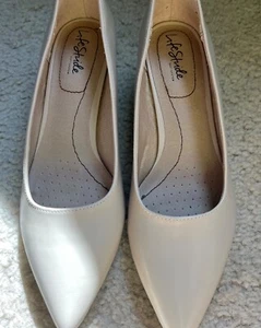 LifeStride Women’s Minx Pumps - US 8.5 - Cream - 1 1/2 Inch High Heel Shoes - Picture 1 of 4