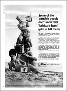 1967 Sexy Niñas Bikini Playa Toshiba Portátil TV Radios Foto Impresión Anuncio S1 - Imagen 1 de 1