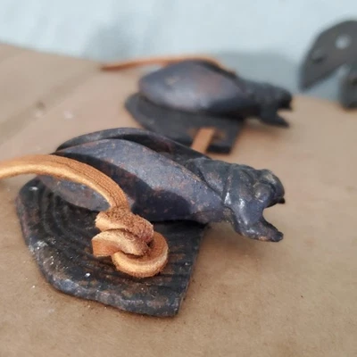 Par de tiradores de puerta de gabinete de hierro fundido escarabajo cigarra herrajes antiguos rústicos Foto 1 de 4