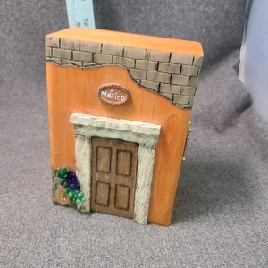 Scatola porta souvenir arte popolare legno tema Adobe dipinto a mano messicano - Foto 1 di 8
