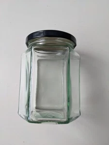 Sechseckiges Glasgefäß mit gedrehtem Metalldeckel im Bienen-Design - Bild 1 von 4