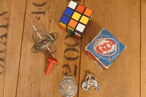 Mid Century Modern Hurst Gyroscope Scientific Toy Rubics Cube Tin Toy Badge Pins - Picture 1 of 9