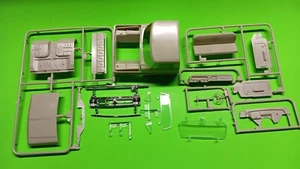 1972 Ford F-350 4x4 Tow Truck Wrecker Moebius 1/25 Cab Glass Hood Grill Interior - Picture 1 of 7