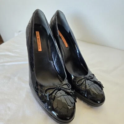 Zapatos de salón para mujer Via Spiga de charol negro Oxford con borlas talla 8M Foto 1 de 4