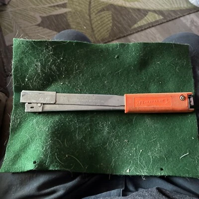 Martelo prendedor de flecha resistente modelo HT-30 fabricado nos EUA para grampos T-30 T32 - Imagem 1 de 4