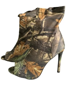 Missguided Women’s Green Leaf Print Neoprene Ankle Boots , Size UK 7 Brand New - Picture 1 of 3
