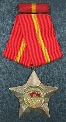 Medalla chapada en plata de Vietnam del Norte. Soldado de la Gloria 3ª Clase con Barra de Cinta  Foto 1 de 2