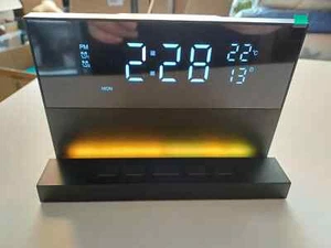 LED Wecker Nachtlicht Farbwechsel Datum Temperatur USB Uhr Stylisch Schlummern - Bild 1 von 9