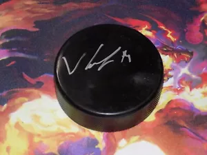 Ville Heinola firmato bianco disco da hockey Winnipeg Jets - Foto 1 di 1