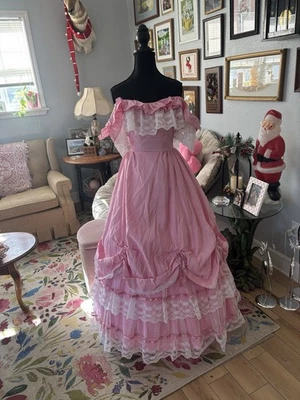 Vestido de Baile Años 80 Dance Allure Inspirado en la Regencia Rosa y Blanco Encaje Fuera del Hombro Foto 1 de 4