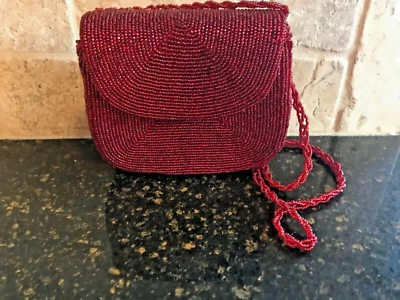 Cartera formal de noche pequeña con cuentas a mano roja La Regale, correa con cuentas, ¡CE! Foto 1 de 4