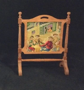 Pantalla de chimenea miniatura para casa de muñecas con pequeño punto antiguo -punto de aguja. - Imagen 1 de 3