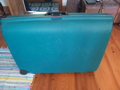 Carlton Luggage Large Green Hard Shell Vintage Suitcase Made in England with Key - Image 1 of 4