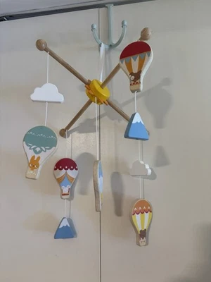 Percha móvil Pottery Barn blanca para cuna, nueva en caja, globos de aire caliente de madera Le Toy Van Foto 1 de 4