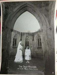 POSTER THE DEAD WEATHER JACK WHITE 2009 PARIGI FIRMATO S/N #/190 (SPOSA E BAMBINO) - Foto 1 di 6
