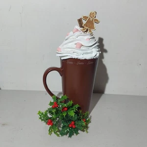 Falso pan de jengibre mujer latte chocolate caliente, adorno de malvaviscos (NO COMESTIBLE) - Imagen 1 de 4