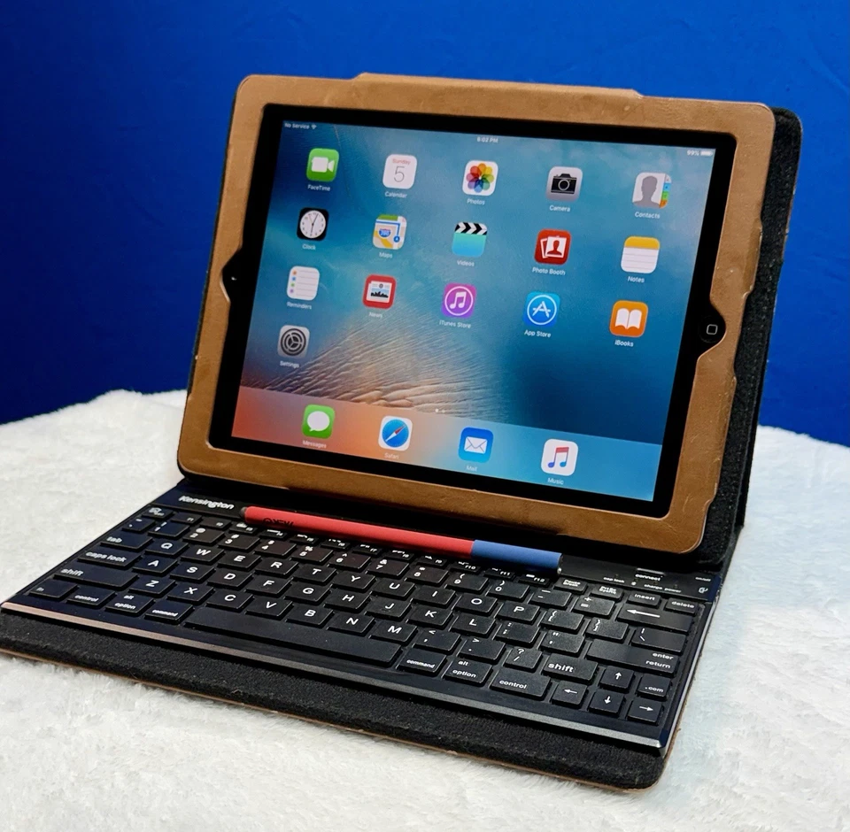 Apple iPad 2 (A1397) 64GB Wi-Fi + Verizon 3G | Case/Keyboard/Stylus Bundle Reset - Image 1 of 4