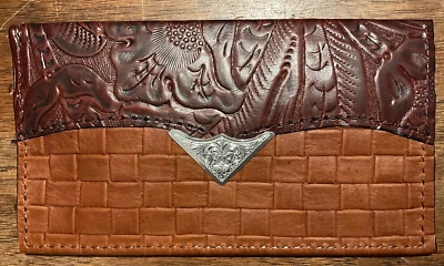 CHOCOLATE sobre TOSTADO TEJIDO DE CESTA CUERO CHEQUERA MONTANA PLATERO CONCHO Foto 1 de 3