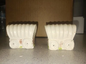  Ceramic Covered Chuckwagon Chuck Wagon Salt  Pepper Shakers Vintage  Stagecoach - Picture 1 of 5