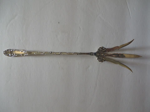 Old English by Towle Sterling Silver Bib Lettuce Fork  9 1/8”  Serving Cover