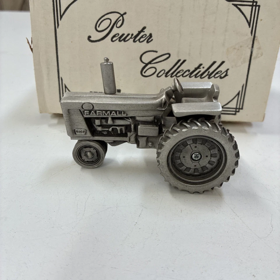 Modelo de tractor de colección Farmall 806 escala 1/64 de peltre fundido Spec Foto 1 de 4