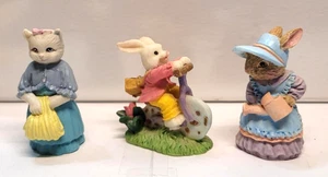 Accesorio de pueblo de Pascua - Gatito, conejito montando en bicicleta, conejito con regadera - Imagen 1 de 2