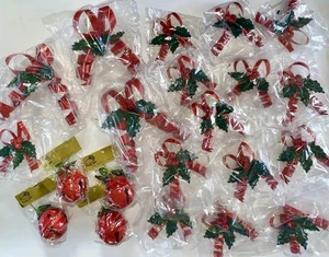 Vintage Dept 56 lotto 17 nastro metallo smaltato campana agrifoglio decorazioni natalizie e 4 campane - Foto 1 di 10