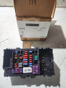 2014 GMC Sierra1500 Fuse Box Cabin Under Dash 22988420 OEM. - Picture 1 of 1