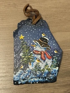 Ornamento pupazzo di neve natalizio dipinto a mano in ardesia firmato Douglas Gee - Foto 1 di 10