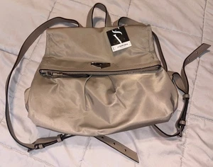 Mini mochila para mujer de Simply Vera Wang estilo cartera, beige y plata - Imagen 1 de 4