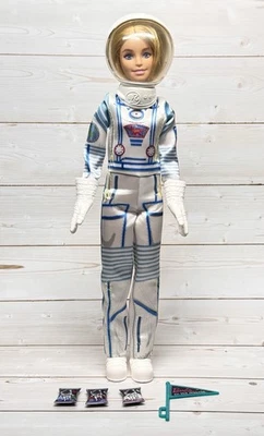 Barbie Space Discovery Muñeca Astronauta Pelo Corto Rubio Traje y Accesorios GTW30 Foto 1 de 4